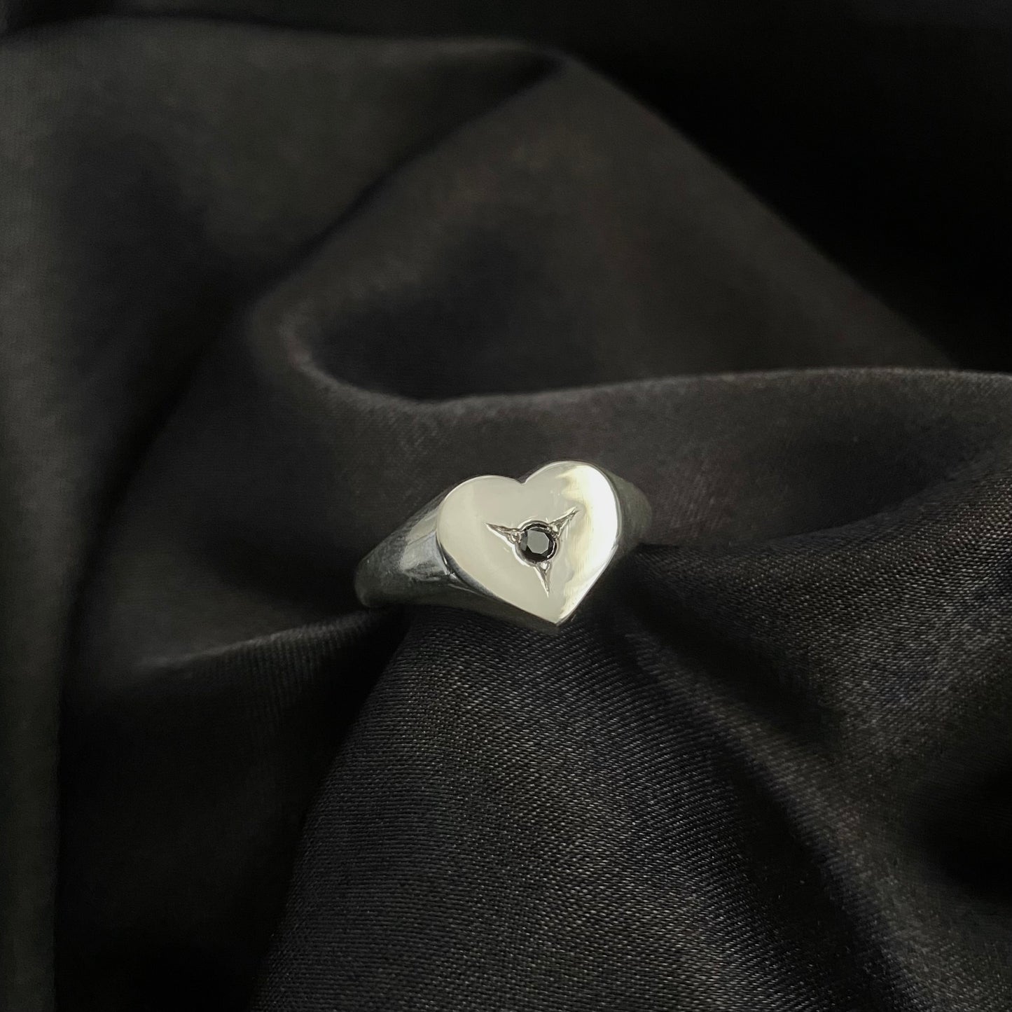 Grain Set Lover Ring.